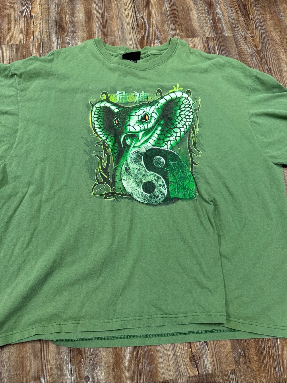 Vintage Y2K Green Snake Graphic Cotton T-Shirt with Yin-Yang Design
Size 2XL